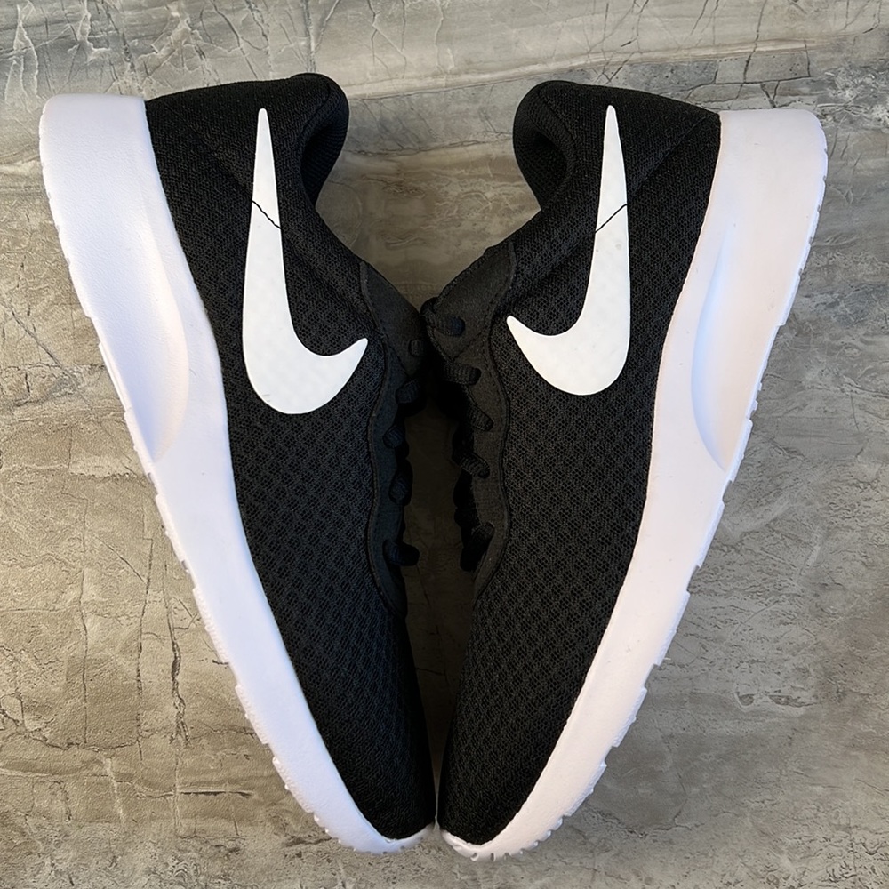 New Nike Tanjun black sneakers shoes - Picture 7 of 9
